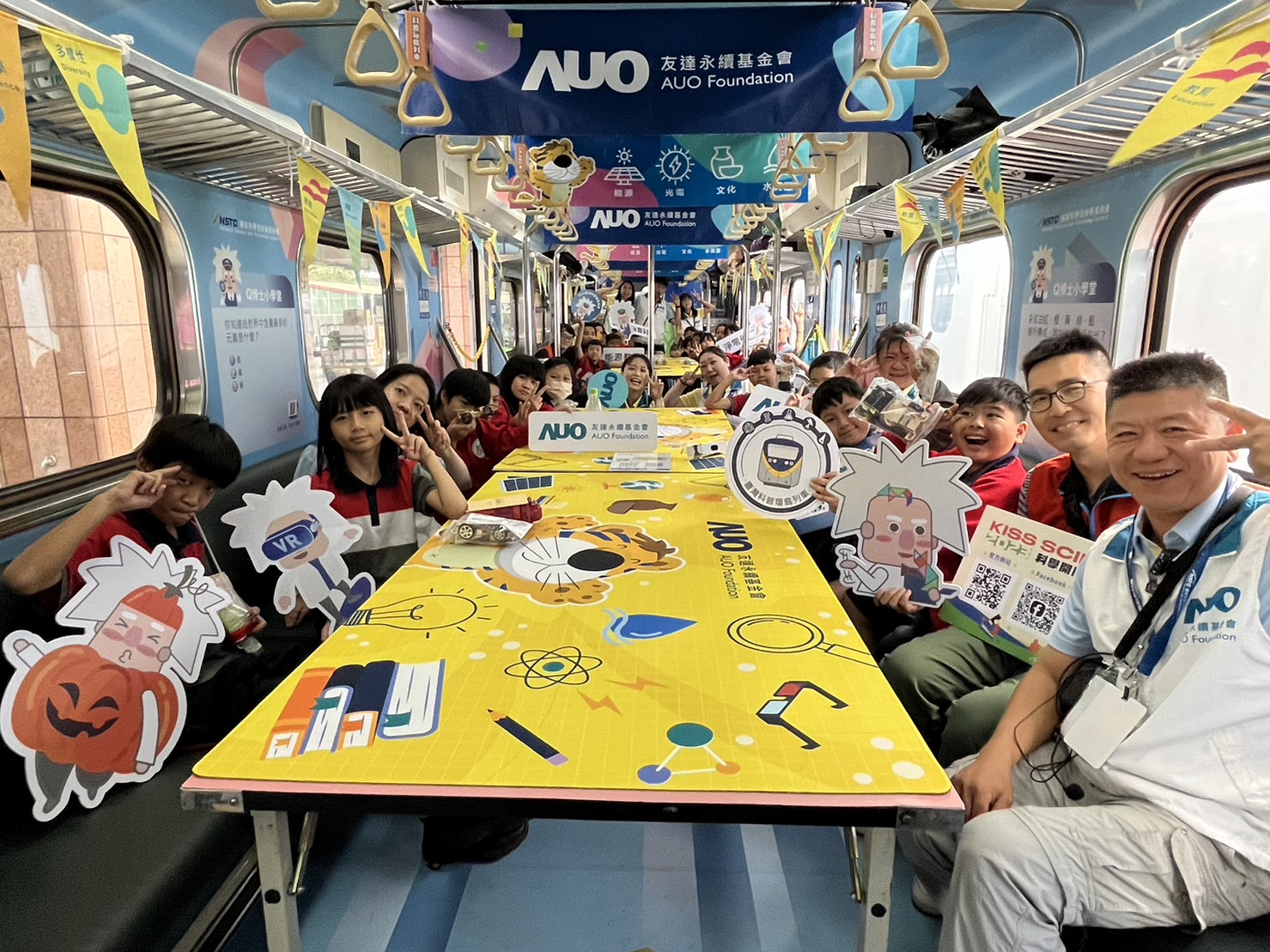 博天堂永續基金會參與「臺灣科普環島列車」，設計基礎科學車廂課程，以「淨零碳排和永續能源」為主題，讓學生透過創意實驗認識淨零知識，以及思考生活中的減碳行為
